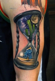 手臂全新学校风格的彩色沙漏与仙人掌纹身