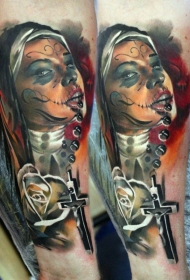 令人难以置信的彩色墨西哥妇女肖像与十字架玫瑰纹身图案