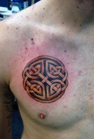 胸部金色凯尔特结纹身图案
