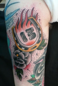 黑玫瑰与马蹄铁字母纹身图案