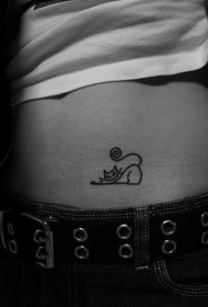 腹部黑线条漂亮的猫纹身图案