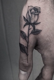 手指娇嫩的黑白玫瑰纹身图案