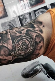 手臂黑棕色指南针和地图纹身图案