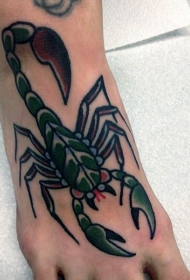 脚背彩色旧学校风格大蝎子纹身图片