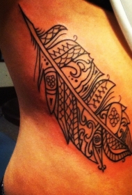 侧肋部落风黑色线条羽毛纹身图案