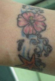 手臂彩色海队长臂换芙蓉花纹身图案