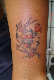 手臂彩色小鸟心形纹身图案