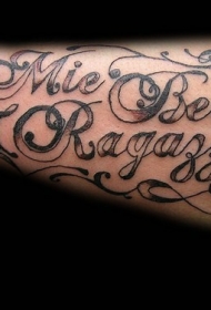 手臂漂亮的字母花体纹身图案