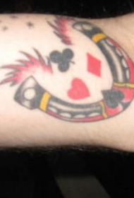腿部彩色马蹄和扑克牌标志纹身