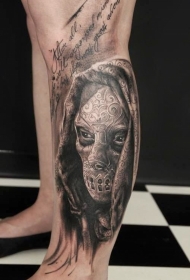 小腿非常逼真的彩色蒙面人和字母纹身图案