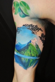大臂水彩画风格的山水风景彩色纹身图案