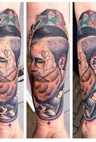 小臂彩色的人胡须和小鸟纹身图案