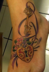 脚背彩色带条锁和钥匙纹身图案