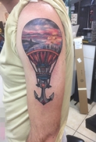 男生手臂上彩绘抽象线条船锚和热气球纹身图片