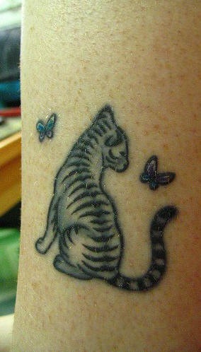 蝴蝶和老虎幼崽纹身图案
