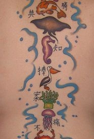 背部脊柱上的许多海盗动物纹身图案