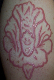 割肉美丽的花朵纹身图案