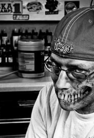 男子脸部夸张的骷髅纹身图案