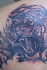 背部巨大的威胁老虎纹身图案