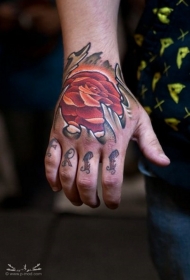 手背彩色玫瑰设计与字母纹身图片