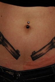 腹部两个黑色手枪纹身图案