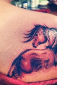 肩部棕色印度马纹身图案