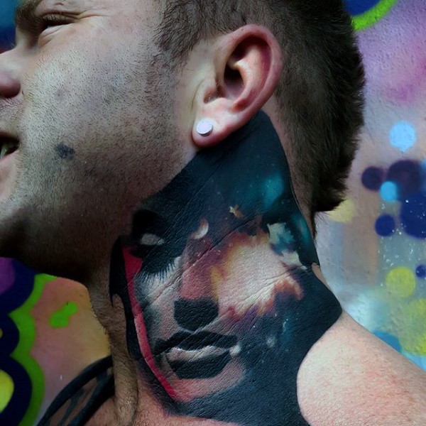 彩色颈部女性肖像程式化与空间纹身