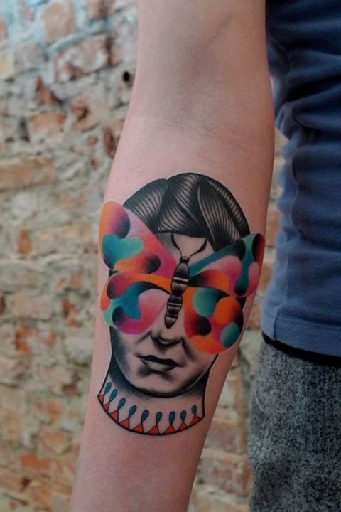 手臂七彩蝴蝶和女性头像纹身图案