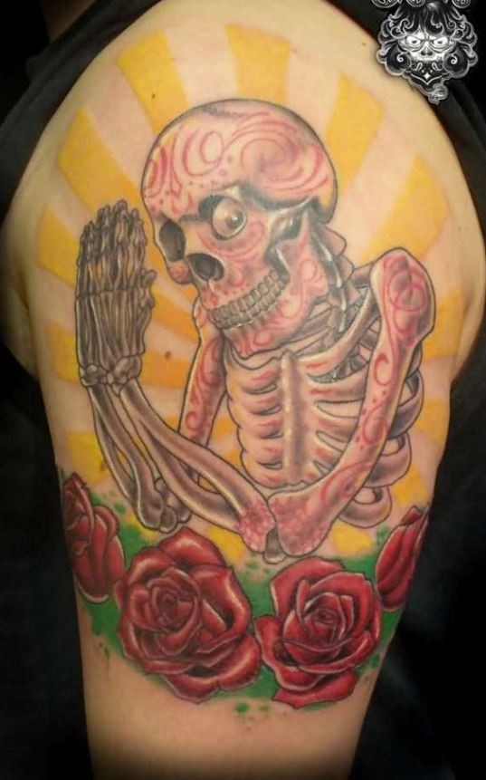肩部彩色骷髅架与花纹身图案