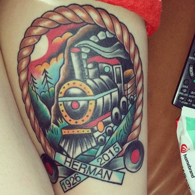 老派风格的彩色火车头与字母纹身