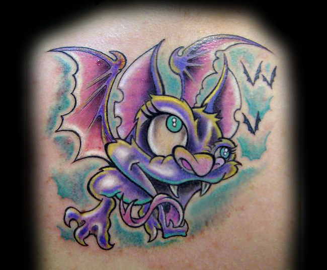 紫色的卡通吸血蝙蝠纹身图案