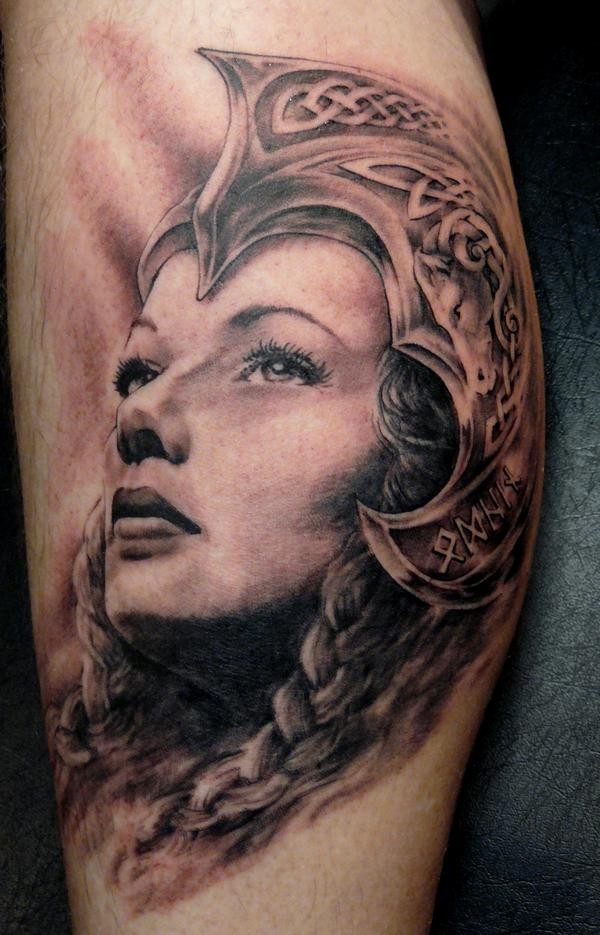 黑灰风格身凯尔特女性头盔纹身图案