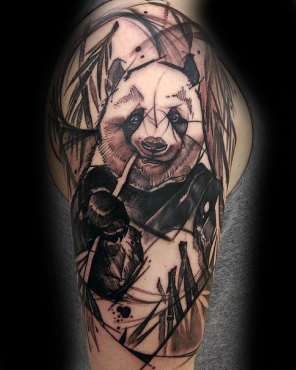 肩部黑棕色大熊猫纹身图案