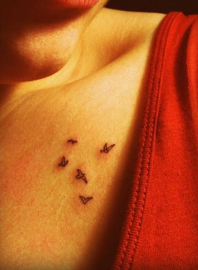 锁骨微小的鸟类飞行纹身图案