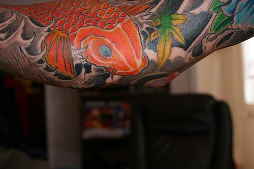 手臂彩色黄金锦鲤鱼纹身图案