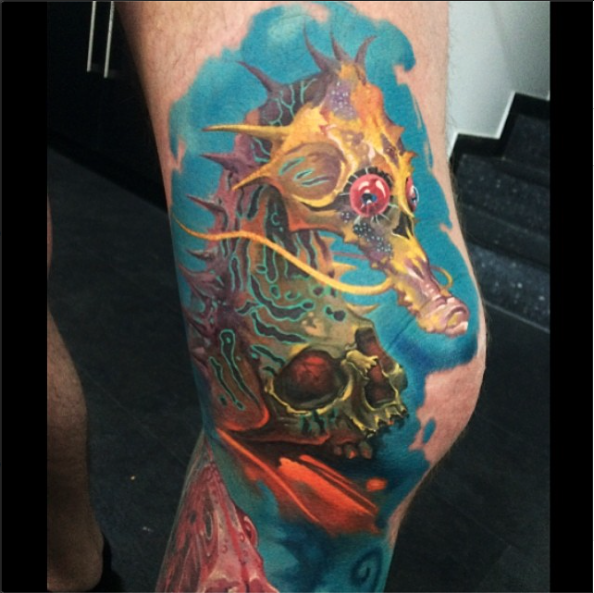 腿部滑稽的彩色人头骨和海马纹身图案