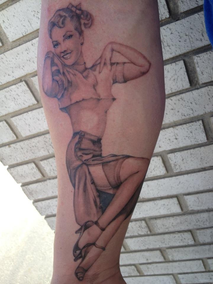 男性手臂逼真的辣妹纹身图案