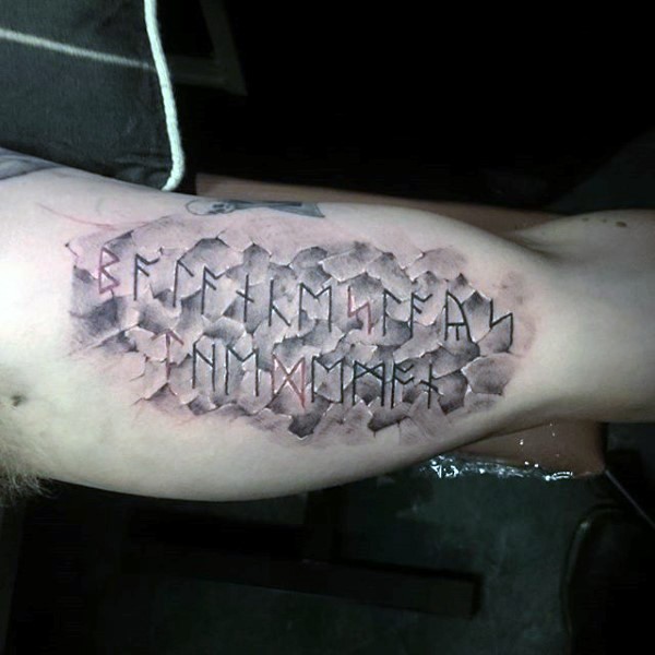 男性手臂灰色古文字纹身图案