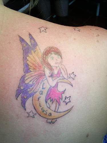 靠在月亮上的精灵纹身图案