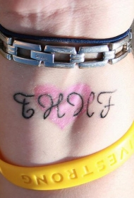 手腕彩色爱心字符纹身图案