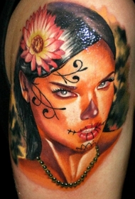 黑头发的女孩与粉红色花朵纹身图案