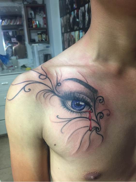 男性胸部逼真的眼睛藤蔓纹身图案