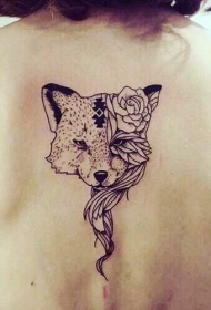 背部令人难以置信的黑色狐狸与玫瑰纹身图案