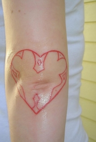 女性手臂简约红心纹身图案
