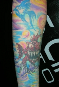 手臂彩色疯狂暴牙鱼纹身图案