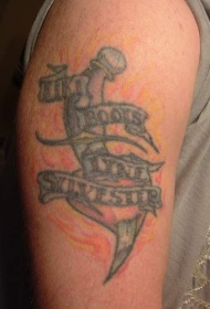 匕首和心形纹身图案