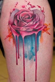 大腿上的水彩色玫瑰花纹身图案
