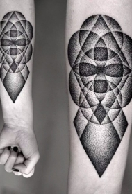 小臂黑色点刺圆形几何纹身图案