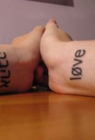 手腕黑色希伯来英文纹身图片