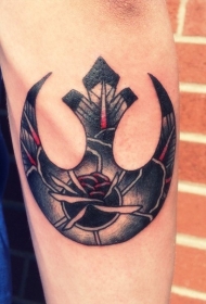 手臂彩色叛逆联盟徽章纹身图片